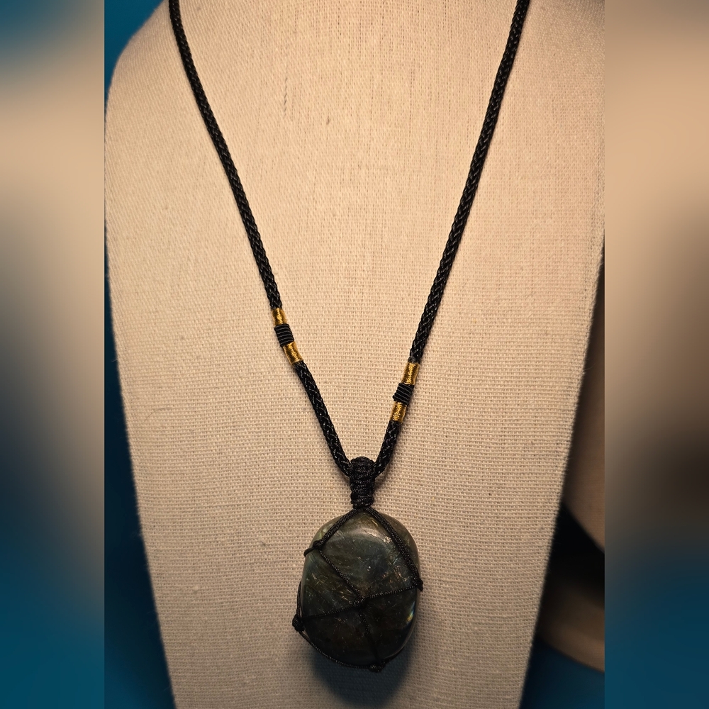 Labradorite pendant necklace. 